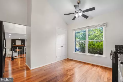 Entry Way - 9 Fairdale Ct, Silver Spring, MD 20905 photo 3 of 4