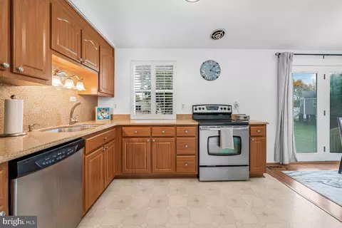 Kitchen - 19225 Walters Ave, Poolesville, MD 20837 photo 2 of 3