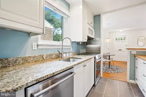 Kitchen - 11421 Sherrie Ln, Silver Spring, MD 20902 photo 3 of 5