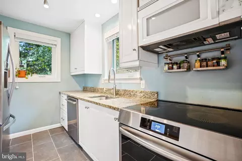 Kitchen - 11421 Sherrie Ln, Silver Spring, MD 20902 photo 2 of 5