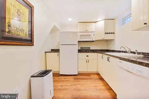 Kitchen - 11421 Sherrie Ln, Silver Spring, MD 20902 photo 5 of 5