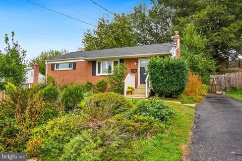 Exterior - 11421 Sherrie Ln, Silver Spring, MD 20902 photo 3 of 10