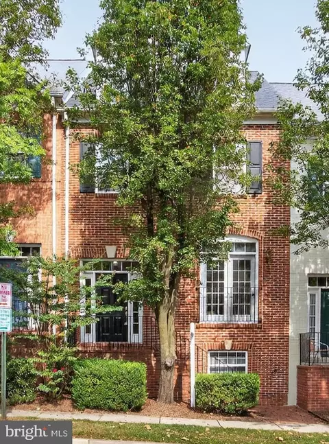 909 Crestfield Dr, Rockville, MD 20850