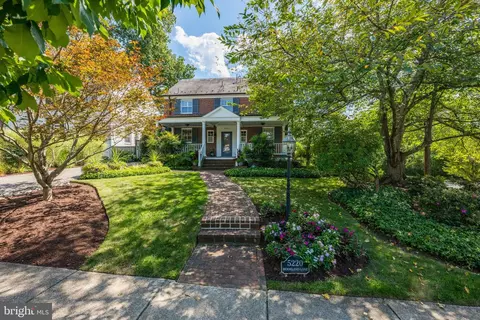 5220 Moorland Ln, Bethesda, MD 20814