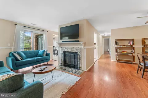 18040 Chalet Dr #15-201, Germantown, MD 20874