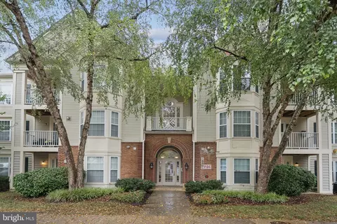 18801 Sparkling Water Dr #8/202, Germantown, MD 20874