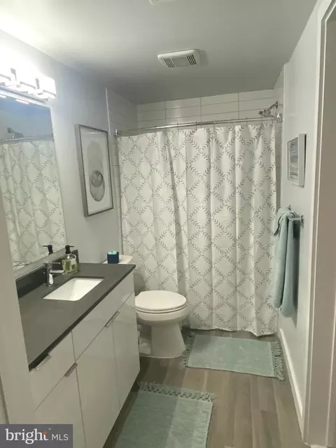 Bath - 700 Roeder Rd #405, Silver Spring, MD 20910 photo 1 of 2