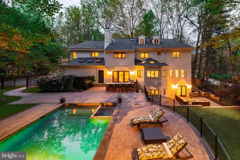 9200 Hollyoak Dr, Bethesda, MD 20817