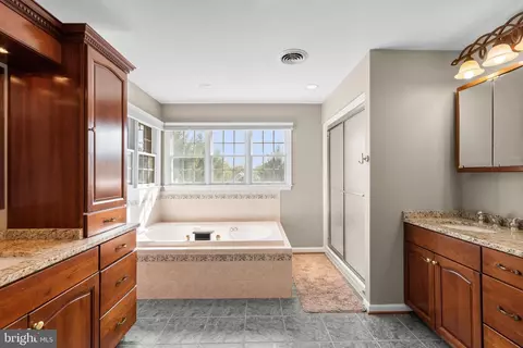Bath - 15421 Conrad Spring Rd, Boyds, MD 20841 photo 2 of 6