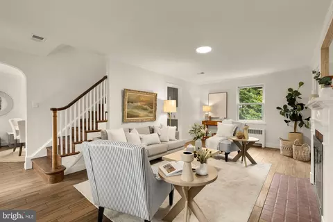 Living - 905 Malcolm Dr, Silver Spring, MD 20901 photo 2 of 3