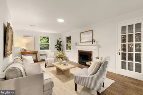 Living - 905 Malcolm Dr, Silver Spring, MD 20901 photo 1 of 3