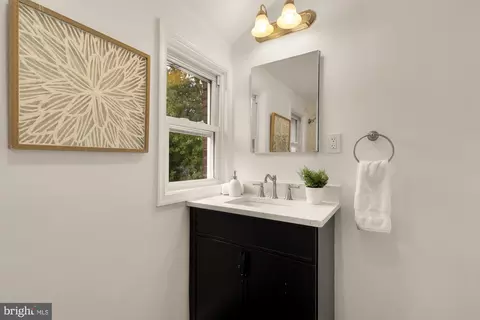 Bath - 905 Malcolm Dr, Silver Spring, MD 20901 photo 2 of 3