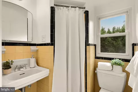 Bath - 905 Malcolm Dr, Silver Spring, MD 20901 photo 3 of 3