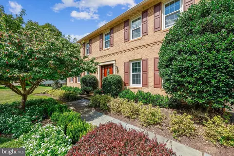 9825 Korman Ct, Potomac, MD 20854 photo 3