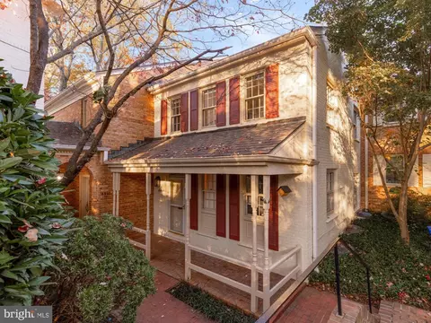 4939 Crescent St #C18, Bethesda, MD 20816