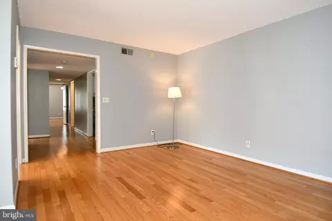 Living - 15311 Beaverbrook Ct #90-2E, Silver Spring, MD 20906 photo 3 of 9