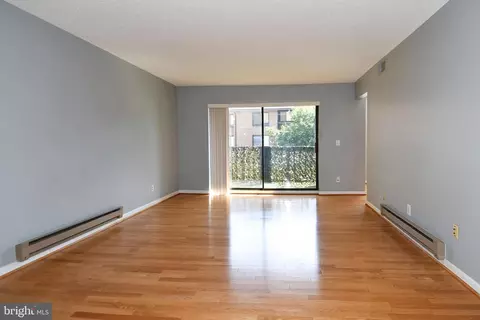 Living - 15311 Beaverbrook Ct #90-2E, Silver Spring, MD 20906 photo 4 of 9