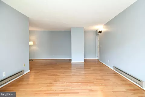Living - 15311 Beaverbrook Ct #90-2E, Silver Spring, MD 20906 photo 5 of 9