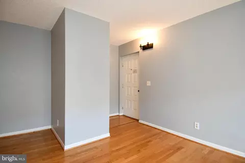 Living - 15311 Beaverbrook Ct #90-2E, Silver Spring, MD 20906 photo 2 of 9
