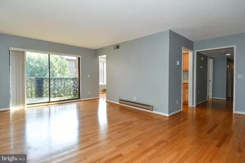 Living - 15311 Beaverbrook Ct #90-2E, Silver Spring, MD 20906 photo 1 of 9