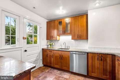 10603 S Dunmoor Dr, Silver Spring, MD 20901 photo 9