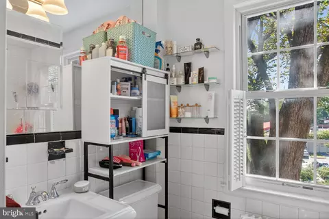 Bath - 2223 Washington Ave #2223-W, Silver Spring, MD 20910 photo 1 of 1