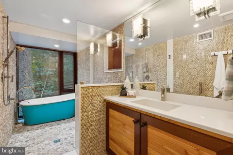 Bath - 11540 Springridge Rd, Potomac, MD 20854 photo 2 of 2