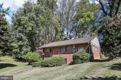 6825 Laverock Ct, Bethesda, MD 20817