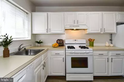 10637 Montrose Ave #204, Bethesda, MD 20814