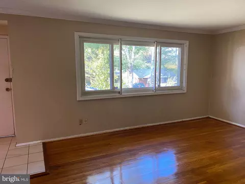 Living - 11411 Sherrie Ln, Silver Spring, MD 20902 photo 2 of 3
