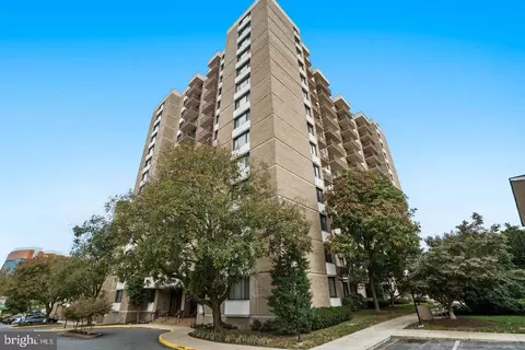 4 Monroe St #4-810, Rockville, MD 20850