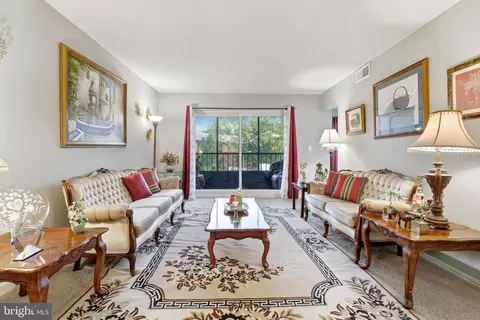 Living - 15300 Beaverbrook Ct #88-2E, Silver Spring, MD 20906 photo 2 of 4