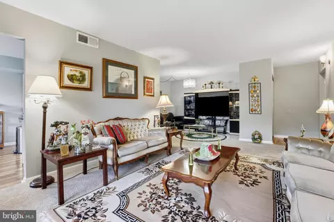Living - 15300 Beaverbrook Ct #88-2E, Silver Spring, MD 20906 photo 1 of 4