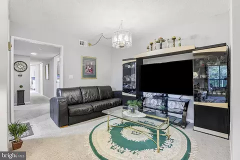 Living - 15300 Beaverbrook Ct #88-2E, Silver Spring, MD 20906 photo 4 of 4