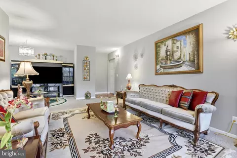 Living - 15300 Beaverbrook Ct #88-2E, Silver Spring, MD 20906 photo 3 of 4