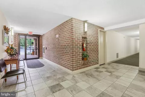 Entry Way - 15300 Beaverbrook Ct #88-2E, Silver Spring, MD 20906 photo 5 of 6