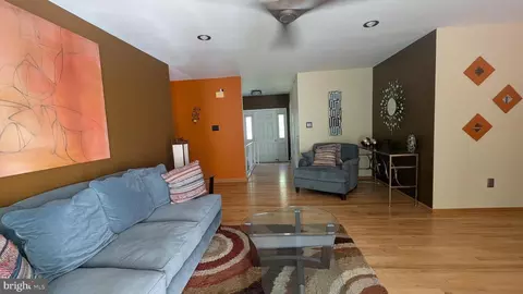 Entry Way - 621 Piping Rock Dr, Silver Spring, MD 20905 photo 2 of 3
