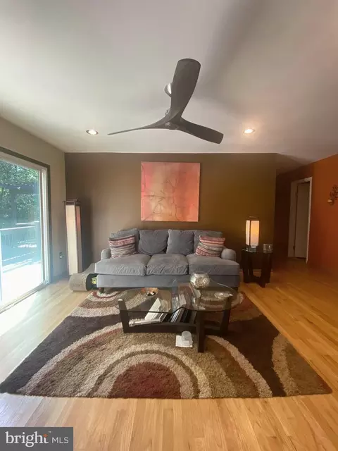 Living - 621 Piping Rock Dr, Silver Spring, MD 20905 photo 2 of 4