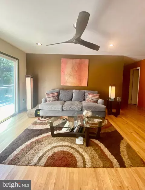 Living - 621 Piping Rock Dr, Silver Spring, MD 20905 photo 4 of 4