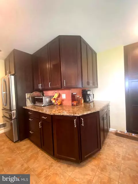 Kitchen - 621 Piping Rock Dr, Silver Spring, MD 20905 photo 3 of 7