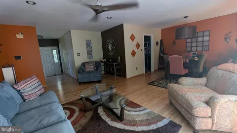 Entry Way - 621 Piping Rock Dr, Silver Spring, MD 20905 photo 3 of 3