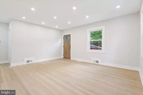 Living - 3 Knox Pl, Silver Spring, MD 20901 photo 3 of 5