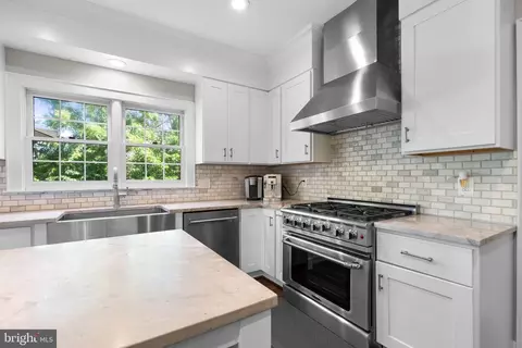 Kitchen - 3 Jaystone Ct, Silver Spring, MD 20905 photo 4 of 5