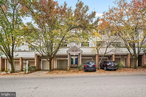 10204 Crested Iris Dr, Montgomery Village, MD 20886