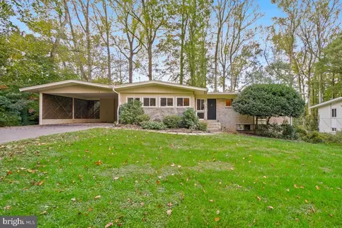 9012 Honeybee Ln, Bethesda, MD 20817