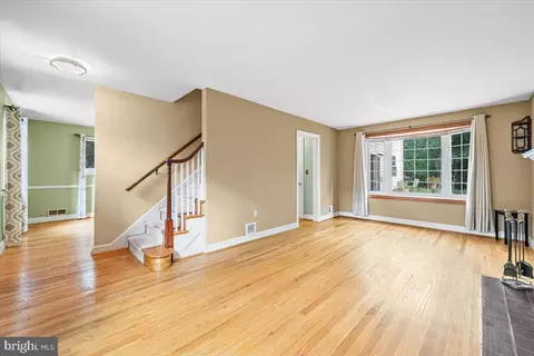 Living - 10101 Portland Rd, Silver Spring, MD 20901 photo 2 of 4