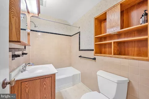 Bath - 10101 Portland Rd, Silver Spring, MD 20901 photo 3 of 3