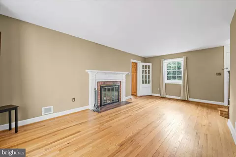 Living - 10101 Portland Rd, Silver Spring, MD 20901 photo 3 of 4