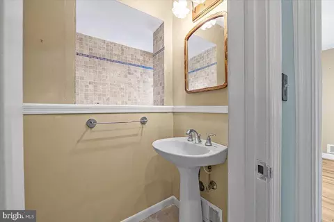 Bath - 10101 Portland Rd, Silver Spring, MD 20901 photo 1 of 3