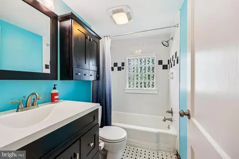 Bath - 1605 Windham Ln, Silver Spring, MD 20902 photo 4 of 4